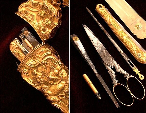 Túi đựng đồ Chiếc túi đựng đồ này có từ thế kỷ 18, được làm hoàn toàn bằng vàng và được thiết kế rất tinh xảo. Chiếc túi nhỏ có thể đựng được kéo, dao, bút chì và được rao bán với mức giá 10.300 USD.